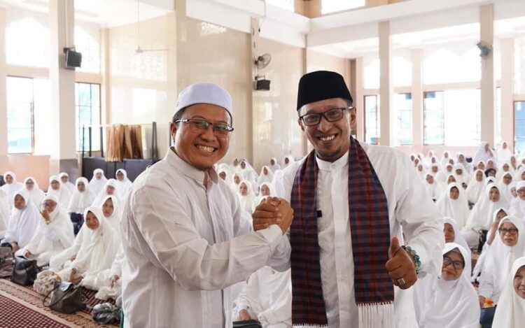 SYUKURAN— Bupati Tanah Datar Eka Putra bersama Ust az Aulia Rizal, menghadiri silaturahmi akbar dan syukuran jemaah haji yang digagas Pengda IPHI Tanah Datar dan KBIHU Luhak Nan Tuo, di Masjid Nurul Huda, Simpuruik, Kecamatan Sungai Tarab, Sabtu (12/8).