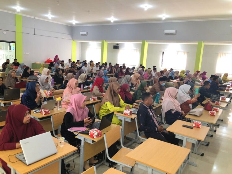 Hadirkan Wakil Kemendikbudristek RI, Operator SD, SMP dan PAUD Ikuti Sosialisasi 1 IKUTI VERVAL— Operator SD, SMP dan PAUD mengikuti sosialisasi verifikasi dan validasi data pokok pendidikan (dapodik) semester I di Aula SMAN 2 Payakumbuh.