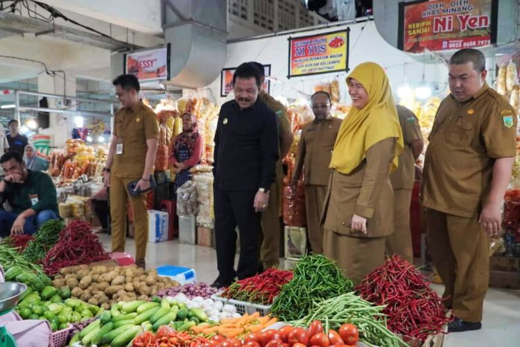 KUNJUNGI PASAR— Wawako Padangpanjang Asrul kunjungi Pasar Pusat Padangpanjang bersama OPD melakukan monitoring Ketersediaan Sembako dan mengecek Stabilitas Harga Pasar Padangpanjang.