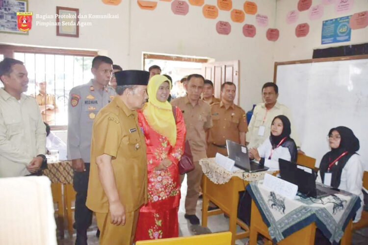 meninjau — Bupati Agam Andri Warman sedang meninjau Pilwana beberapa waktu lalu.