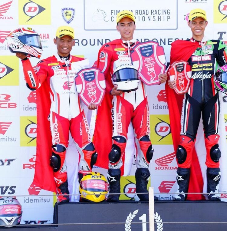 RAIH PODIUM—Pebalap Astra Honda Motor di bawah naungan tim Astra Honda Racing Team berhasil meraih podium di kelas AP250 dan SS600 pada ajang balap ARRC Mandalika.
