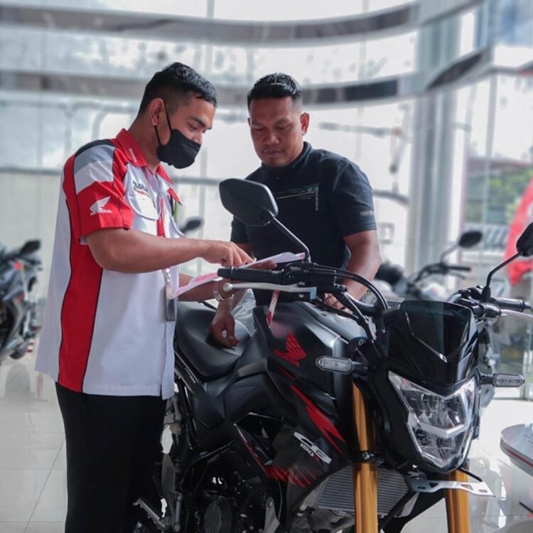 Promo Merdeka Penuh Meriah Menara Agung, Beli New Honda CB150R Bonus Aksesoris 1 LAYANI KONSUMEN— Sales marketing PT Menara Agung melayani konsumen yang melakukan pembelian Honda CB150R.