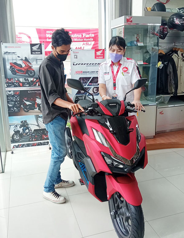 Promo Merdeka Penuh Meriah Menara Agung, Bonus Jaket Ekslusif Setiap Pembelian Honda Vario 160 1 LAYANI KONSUMEN— Sales marketing PT Menara Agung melayani konsumen yang melakukan pembelian Honda Vario 160.