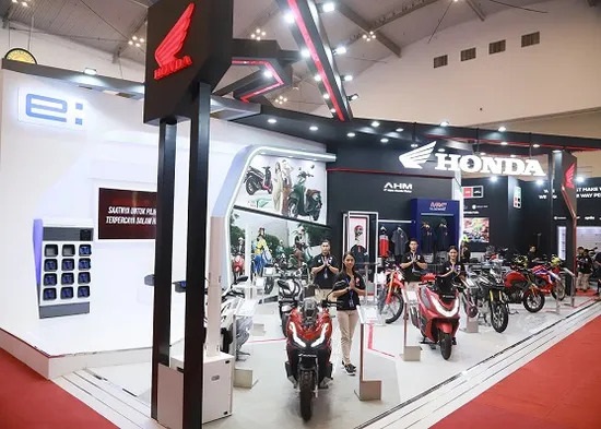 BOOTH HONDA— PT AHM hadir di GIIAS 2023 dengan menampilkan 11 model sepeda motor Honda.