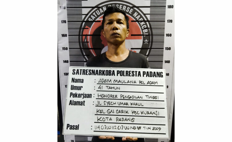 PENGEDAR SABU— Pelaku A  yang merupakan pegawai honorer Pengadilan Tinggi ditangkap jajaran Polresta Padang atas kasus 
peredaran sabu.