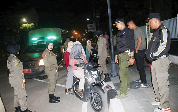 Antisipasi Balap Liar dan Tawuran, Satpol PP Patroli di Khatib Sulaiman 1 PENGAWASAN— Petugas Satpol PP melakukan patroli dan meningkatkan pengawasan Ketentraman dan Ketertiban Umum (Trantibum) di kawasan jalan protokol Khatib Sulaiman. Kawasan ini kerap dijadikan ajang balap liar dan tawuran oleh remaja.