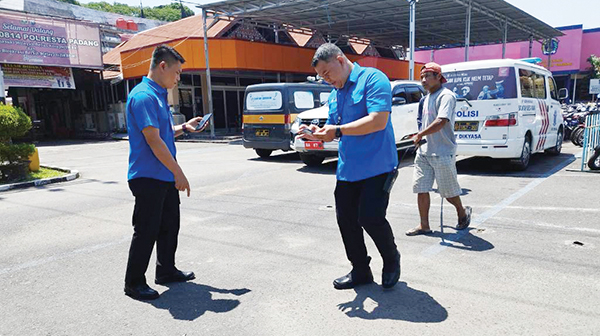 PERUBAHAN JALUR SIRKUIT— Personel Ditlantas Polda Sumbar dan Satlantas Polresta Padang mengubah jalur sirkuit praktik untuk pembuatan SIM C, Jumat (4/8)  di lapangan praktik SIM 0814 Satpas Satlantas Polresta.