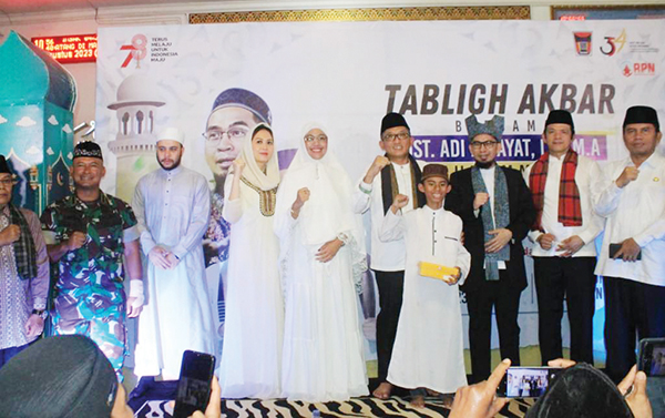 UAH Hadiahi Umrah dan Beasiswa ke Timur Tengah untuk 6 Pelajar 1 PENGHAFAL 30 JUZ— Rahmat Isra Alfikri (12), penghafal 30 juz Al Quran, berhasil menjawab semua potongan ayat yang dilontarkan Ustaz Adi Hidayat, untuk menguji kemampuan hafalannya. Ia bersama ayah atau ibunya diberi hadiah umrah.