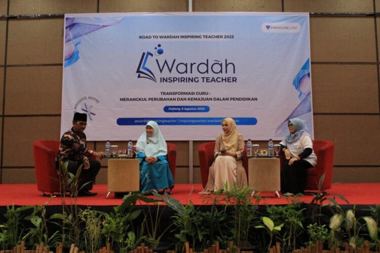 TOKOH INSPIRATIF— Sosialisasi WIT menghadirkan narasumber Tokoh Inspiratif Aktris, Dewi Sandra, Ketua TP PKK Sumbar, Harneli Mahyeldi, Head Of Corcomm Paragon Corp, Suci Hendrina, Kepala Dinas Pendidikan Sumbar Barlius, Guru dan Alumni WIT tahun 2021, Yusma Elda.