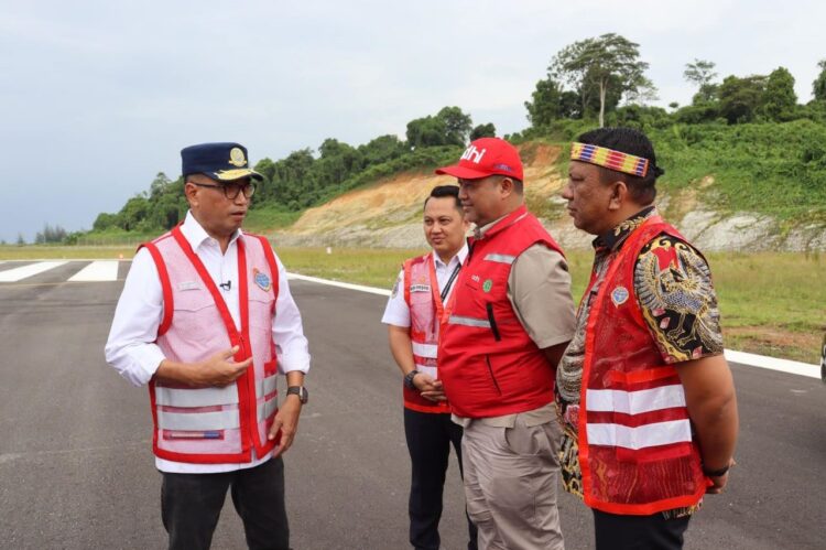 TINJAU BANDARA—Menteri Perhubungan Budi Karya Sumadi didampingi  Pj Bupati Fernando Jongguran Simanjuntak saat meninjau Bandara Rokot yang tuntas diperluas, yakni memiliki panjang runway 1.500 x 30 meter. Sehingga dapat dilandasi pesawat yang lebih besar yaitu ATR 72-600 berkapastitas maksimal 78 penumpang.
