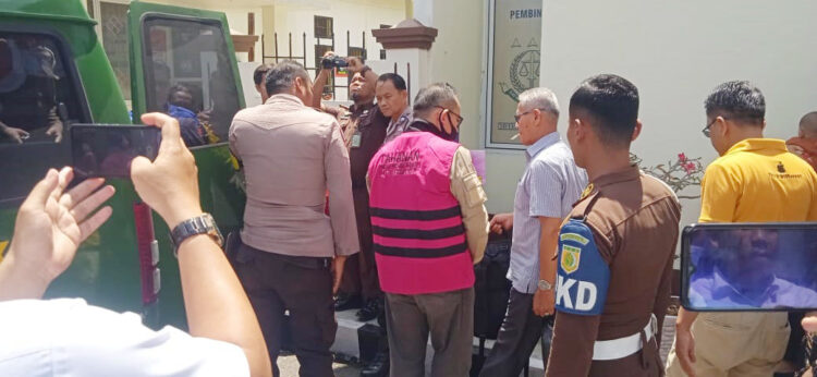 2 Tersangka Korupsi Proyek Pengaman Sungai Ditahan, Kerugian Negara Hampir Rp 1 Miliar, Modusnya Mark Up Volume Pengerjaan 1 DITAHAN— Kejari Solok melakukan penahanan terhadap dua tersangka dugaan korupsi proyek rekonstruksi pengaman sungai Batang Kapalo Koto
Kabupaten Solok tahun anggaran 2020.