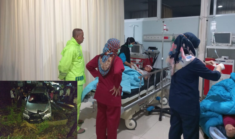 DITABRAK KERETA API— Kondisi mobil Avanza yang tertabrak kereta api di Keamatan Lubuk Kilangan, Padang. Sedangkan sopir bersama istri dan anaknya dibawa ke rumah sakit.