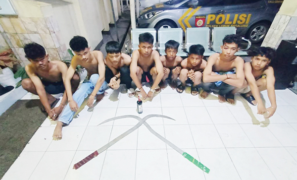 Tawuran Memanas di Lubeg, 8 Remaja, 2 Sajam dan Miras Diamankan 1 PELAKU TAWURAN— Sebanyak 8 orang remaja diamankan Tim Piton Polsek Lubuk Begalung, bersama sejumlah senjata tajam yang digunakan untuk tawuran, Kamis (17/8) malam.