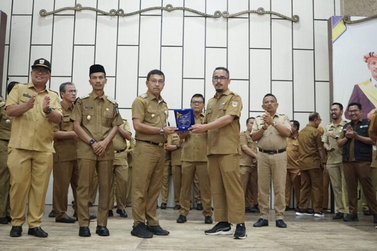 Bupati Solok Selatan H. Khairunas, Apresiasi Kerjasama Tim Peringatana HUT Kemerdekaan ke-78 RI 1 SERAHKAN PENGHARGAAN—Bupati Khairunas serahkan penghargaan Juara II Lomba Budidaya Magot dan Pemberdayaan Masyarakat Tingkat Provinsi Sumatera Barat Tahun 2023 oleh Unit Bumnag Sehati Nagari Lubuk Gadang Kecamatan Sangir.