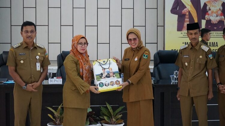 PERTEMUAN POKJANAL— Bupati Solok Selatan H Khairunas hadiri pertemuan Pokjanal Dinas Kesehatan Pemprov Sumbar bersama Dinas Kesehatan Solsel.