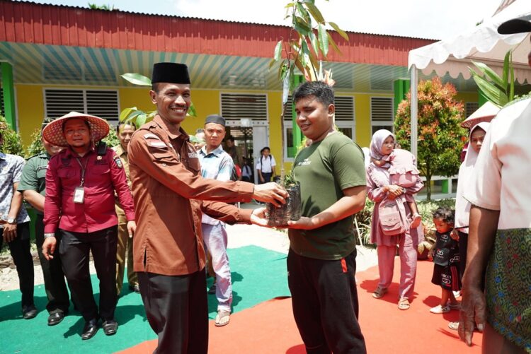 SERAHKAN BANTUAN BIBIT— Wakil Bupati Solsel H. Yulian Efi, serahkan bantuan bibit durian, manggis, dan ikan dari Pemerintah Kabupaten.