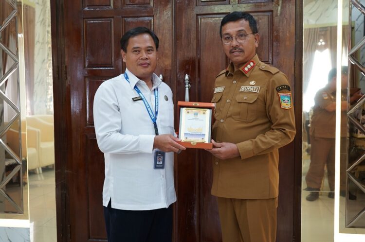 BERSAMA—Kepala LPP RRI Padang Unggul Supriyadi, S.Sos, M bersama Bupati Solok Selatan Khairunas.