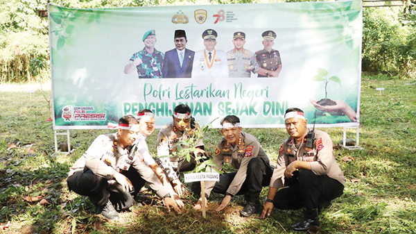 Antisipasi Abrasi, Kapolresta Padang Tanam Mangrove 1 TANAM MANGROVE— Kapolresta Padang, Kombes pol Ferry Harahap melakukan penanaman mangrove di wilayah pantai Kota Padang, untuk pencegahan dan upaya penanggulangan abrasi, Rabu (23/8).