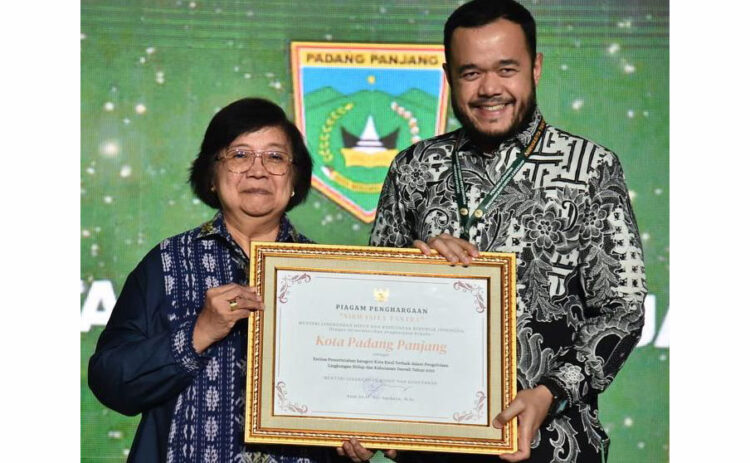 PENGHARGAAN NIRWASITA TANTRA— Wali Kota Padangpanjang terima penghargaan Nirwasita Tantra 2022 yang diserahkan Menteri LHK, Siti Nurbaya Bakar.