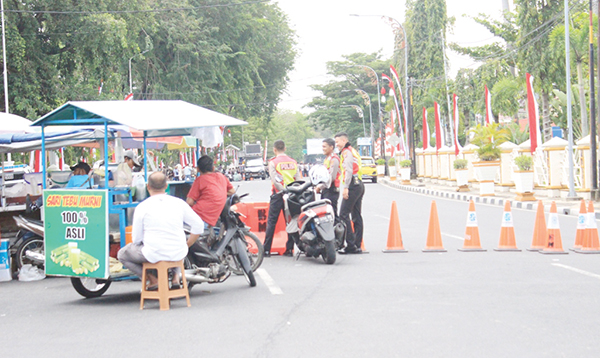 DEMO HARI KEEMPAT—  Masyarakat Nagari Air Bangis, Kabupaten Pasbar yang sudah melakukan aksi demo sejak Senin lalu, hingga Kamis (3/8) masih melakukan aksi yang sama di depan kantor Gubernur. Akibatnya, banyak warga Kota Padang yang mulai takut jika demo akan berujung rusuh.