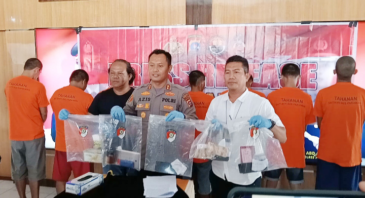 Seminggu, 7 Pengedar dan 2 Pemakai Digulung 1 PERLIHATKAN BUKTI— Kapolres Pariaman AKBP Abdul Azis didampingi Kasat Narkoba AKP Nofridal melihatkan barang bukti berupa sembilan paket sedang sabu dan sejumlah uang.