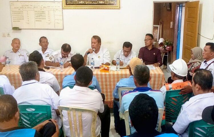 Lindungi Anggota Koperbam dan Keluarga, Pengurus Adakan Santunan Asuransi BRI 1 ARAHAN—Ketua Koperbam Telukbayur Chandra saat berikan arahan pada peserta rapat yang berlangsung di ruang pertemuan, Rabu (23/8).