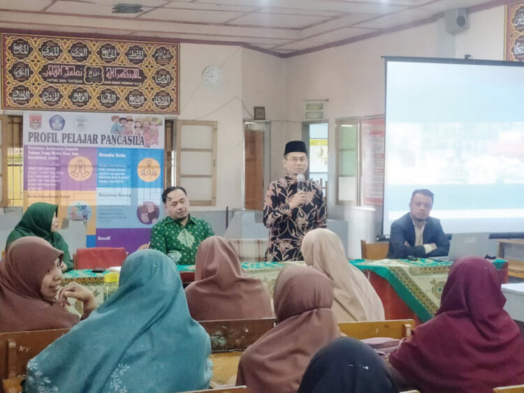 PELATIHAN GURU— Anggota DPRD Bukittinggi Ibnu Asis menginisiasi kegiatan Pelatihan Guru Bahagia di lingkungan SMP Al Ishlah, Bukittinggi dengan mendatangkan narasumber yaitu Satria Asmal dan tim dari Specta Institute Padang Panjang.