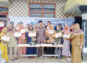 Peduli Industri Kreatif Rumah Tangga, Ibnu Asis Serahkan Pokir Mesin Obras