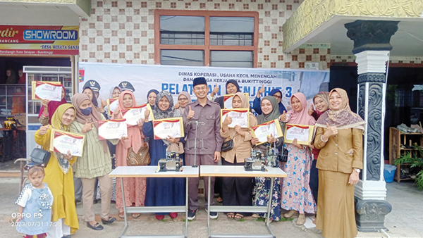 Ibnu Serahkan Pokir Mesin Obras