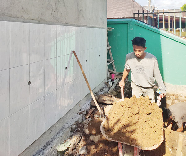BANGUN SARAN PENDIDIKAN Pekerja sedang bekerja membangunan sarana pendidikan salah satu sekolah di Kabupaten Agam.
