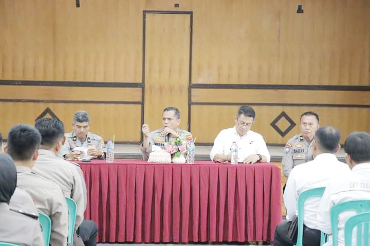 Jaga Kondusifitas Kamtibmas Jelang Pemilu di Sujunjung, Kapolres Beri Arahan untuk Bhabinkamtibmas dan Intel 1 BERI ARAHAN— Kapolres Sijunjung AKBP Andre Anas memberikan arahan kepada seluruh Kanit Intel, Kanit Binmas dan Bhabinkamtibmas di lingkungan Polres Sijunjung.