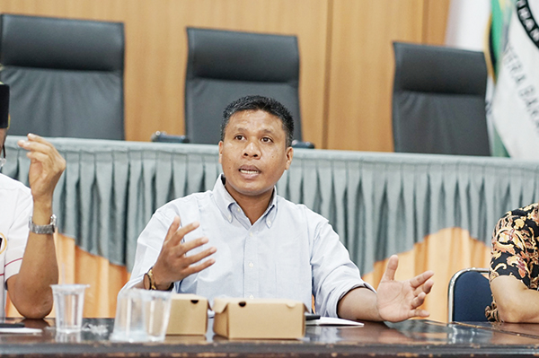 PENDIDIKAN DASAR— Ketua Divisi Sosdiklih, KPU Sumbar Jons Manedi saat membuka pendidikan dasar - PKNU, Kabupaten Solok, di Embarkasi Haji Tabing Padang pada Jumat (25/8).