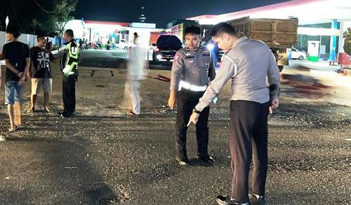 Terjatuh, Pemotor Terlindas Mobil Pajero 1 KECELAKAAN— Unit Gakkum Satlantas Polres Dharmasraya melakukan olah TKP kecelakaan yang menewaskan pemotor.