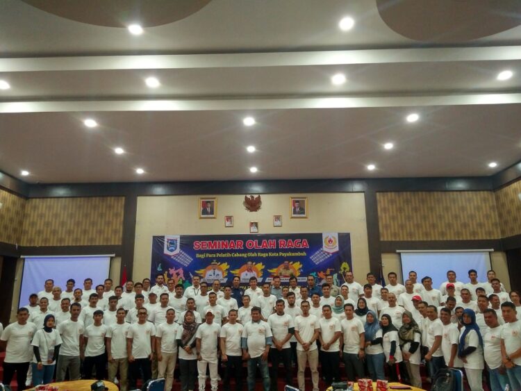 SEMINAR—Ketua Koni Payakumbuh Yengki Oktria saat foto bersama peserta seminar olahraga