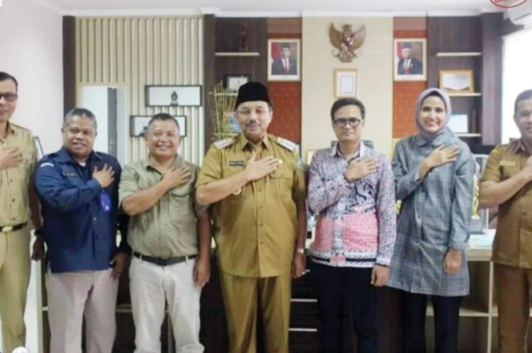 Perkuat Sinergitas Sukseskan Pemilu 2024, KPU Pasaman Temui Bupati 1 FOTO BERSAMA— Ketua KPU Pasaman Taufiq bersama jajaran foto bersama dengan Bupati Pasaman Benny Utama usai melakukan pertemuan guna perkuat sinergitas jelang Pemilu 2024.