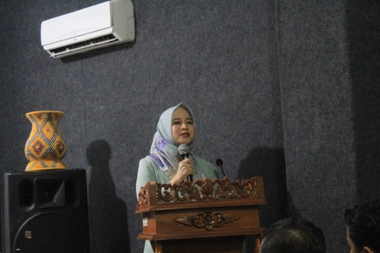 KWT Pedagang Sayur Keliling Adakan Bimtek UMKM Produk Kale 1 SAMBUTAN—Ketua TP-PKK Kota, dr. Dian Puspita Fadly Amran, Sp.JP memberikan sambutan saat membuka bimtek.