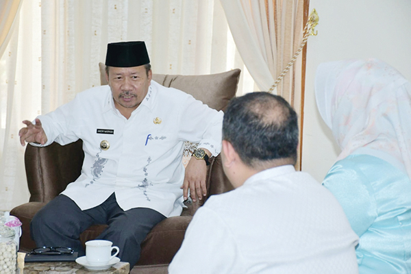Kacab Lubuk Basung Diganti, Direksi Bank Nagari Temui Bupati AWR 1 PERTEMUAN— Direksi Bank Nagari Pusat melakukan pertemuan dengan Bupati Agam, Dr H Andri Warman, di Mess Pemkab Agam Belakang Balok, Jumat (4/8).