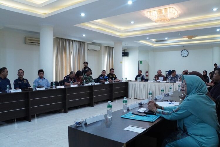 Keberadaan Orang Asing di Padang Panjang Diawasi 1 RAPAT PORA— Kantor Imigrasi Kelas II Non TPI Agam menggelar Rapat Tim Pengawas Orang Asing (PORA), di Hotel Rangkayo Basa, Kamis (10/8).