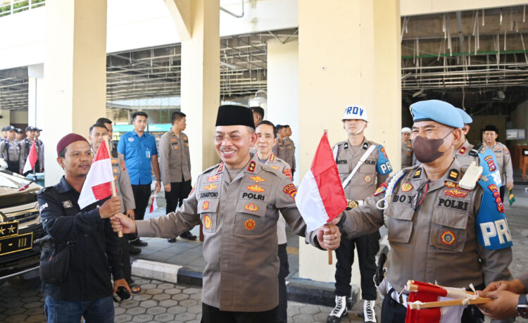 Jumat Curhat di Masjid Raya, Kapolda Sumbar Perintahkan Semua Mobil Polisi Dipasang Bendera 1 BAGIKAN BENDERA— Kapolda Sumbar membagikan bendera merah putih kepada wartawan dan masyarakat usai Jumat Curhat di Masjid Raya Sumbar.