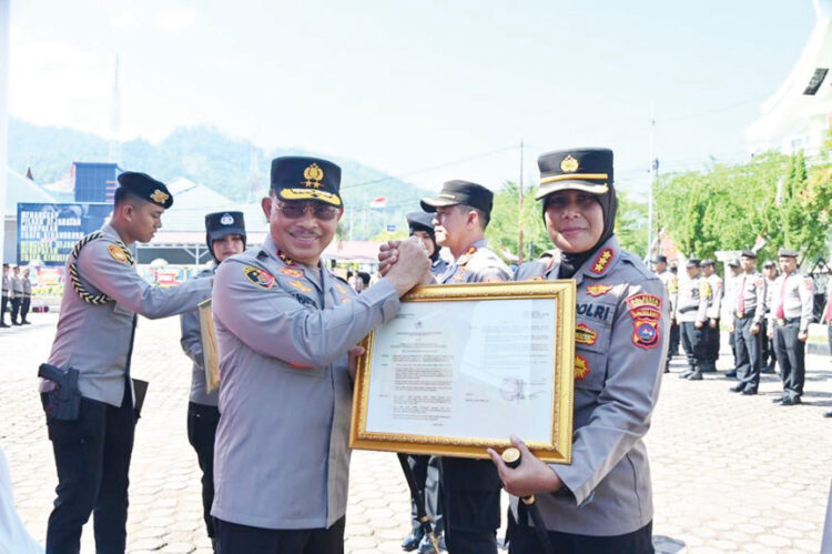 PENYERAHKAN SK— Kapolda Sumbar, Irjen Pol. Suharyono menyerahkan SK pengukuhan Sat Pam Obvit kepada Kapolresta Bukittinggi, Kombes Pol Yessi Kurniati.