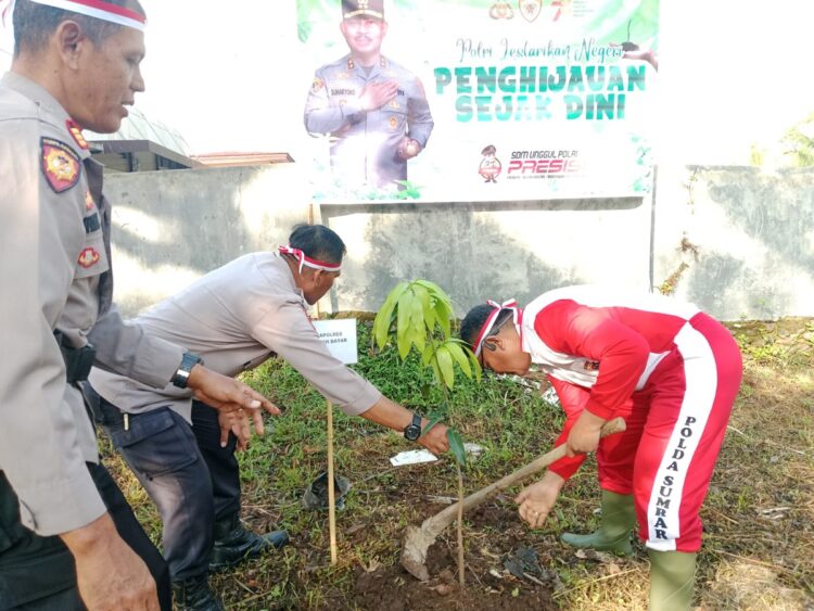 TANAM POHON — Kapolres Tanahdatar AKBP Derry Indra, SIK., M.Si melakukan penanaman pohon di halaman Mapolres Tanahdatar, Rabu (23/8).