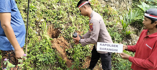 TANAM POHON— Kapolsek Barangin Ipda Joni Indra, SH menanam bibit buah-buahan di rumah warga puncak Cemara.