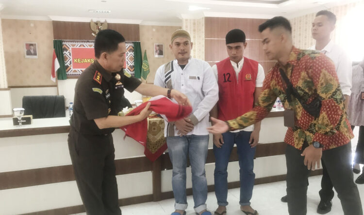 Kasus Perusakan Mobil Ketua LKAAM Berakhir Damai, Dua Pelaku langsung Dilepas Kejaksaan 1 berdamai— Fauzi Bahar Dt Nan Sati bersalaman dengan dua pelaku A dan G. Sementara Kejari Agam Burhan melepaskan baju tahanan terhadap dua pelaku kasus perusakan mobil Ketua LKAAM Sumbar, Fauzi Bahar setelah berdamai melalui Restorative Justice.