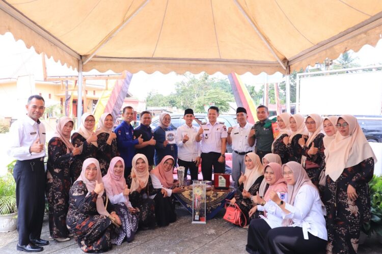 BERSAMA—Kadis Kominfo bersama Camat dan Lurah saat acara Batiah bersama RRI di Kelurahan Balai Jariang