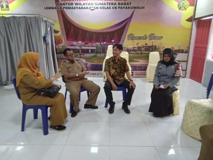 Perpusnas RI Serahkan 500 Judul Buku Siap Layan 1 BERSAMA—Kelapas Kelas II B Payakumbuh, Muhamad Kameily bersama Plt. Asisten I pemko Payakumbuh, Hidayatur Rusda.