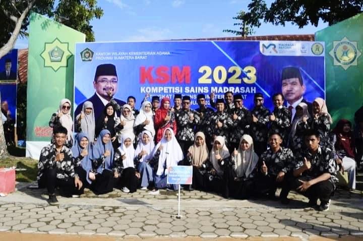 FOTO BERSAMA—Kemenag Lima Puluh Kota Irwan, Kasi Penmad, Rizki Eka Putra berpoto bersama dengan kontingen Lima puluh Kota di KSM tingkat sumbar 2023