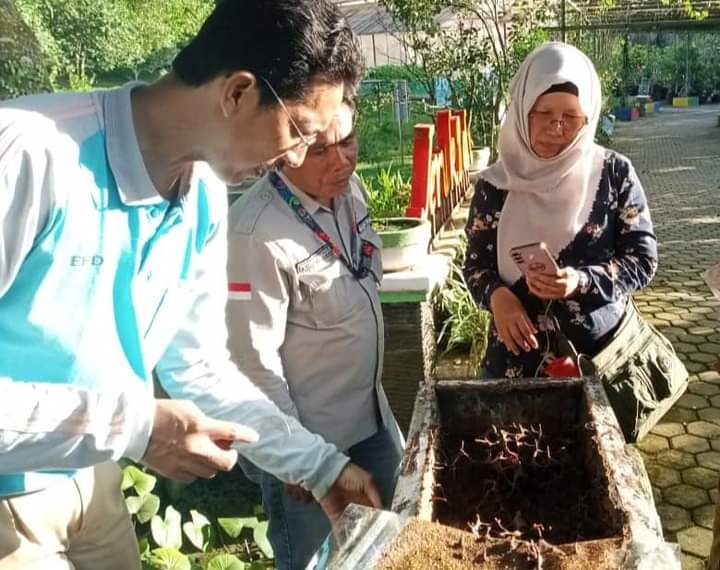 EDUKASI—Kepala UPTD Pembibitan Efdi memberikan edukasi kepada pengunjung tentang berternak lebah madu kelulut yang aman. Berbagai jenis buah-buahan dan kolam ikan yang bisa dipanen oleh pengunjung.