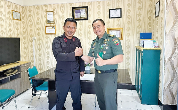 KERJA SAMA— Kepala Rutan Kelas IIB Padang, Muhammad Mehdi (kiri) usai melakukan penandatangan kerja sama dengan Kepala RST Reksodiwiryo, Letkol CKM dr Muhammad Fadhil A. RST Reksodiwiryo Kota Padang dijadikan sebagai rumah sakit rujukan untuk pelayanan kesehatan bagi WBP Rutan Padang.