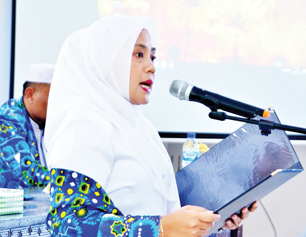 PENGUKUHAN PENGURUS— Ketua BKMT Kabupaten Agam, Ny Yenni Andri Warman kukuhkan pengurus BKMT Kecamatan Candung periode 2023-2028 di Aula Kantor Camat Candung, Senin (7/8).