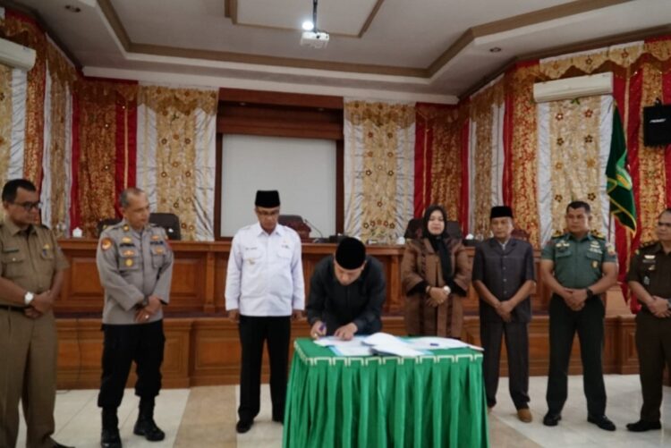 APBD Perubahan Payakumbuh Bertambah Rp20 Miliar Lebih 1 TANDATANGAN—Ketua DPRD Kota Payakumbuh Hamdi Agus menandatangi nota kesepakatan KUA PPAS Perubahan APBD 2023.